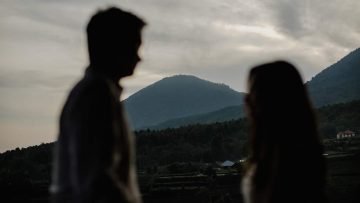 ULUN DANU BERATAN TEMPLE AND LAKE BERATAN cliff choong destination portrait and wedding photographer malaysia kuala lumpur bali adventure sea waterfall prewedding shots bride and groom boat on the water