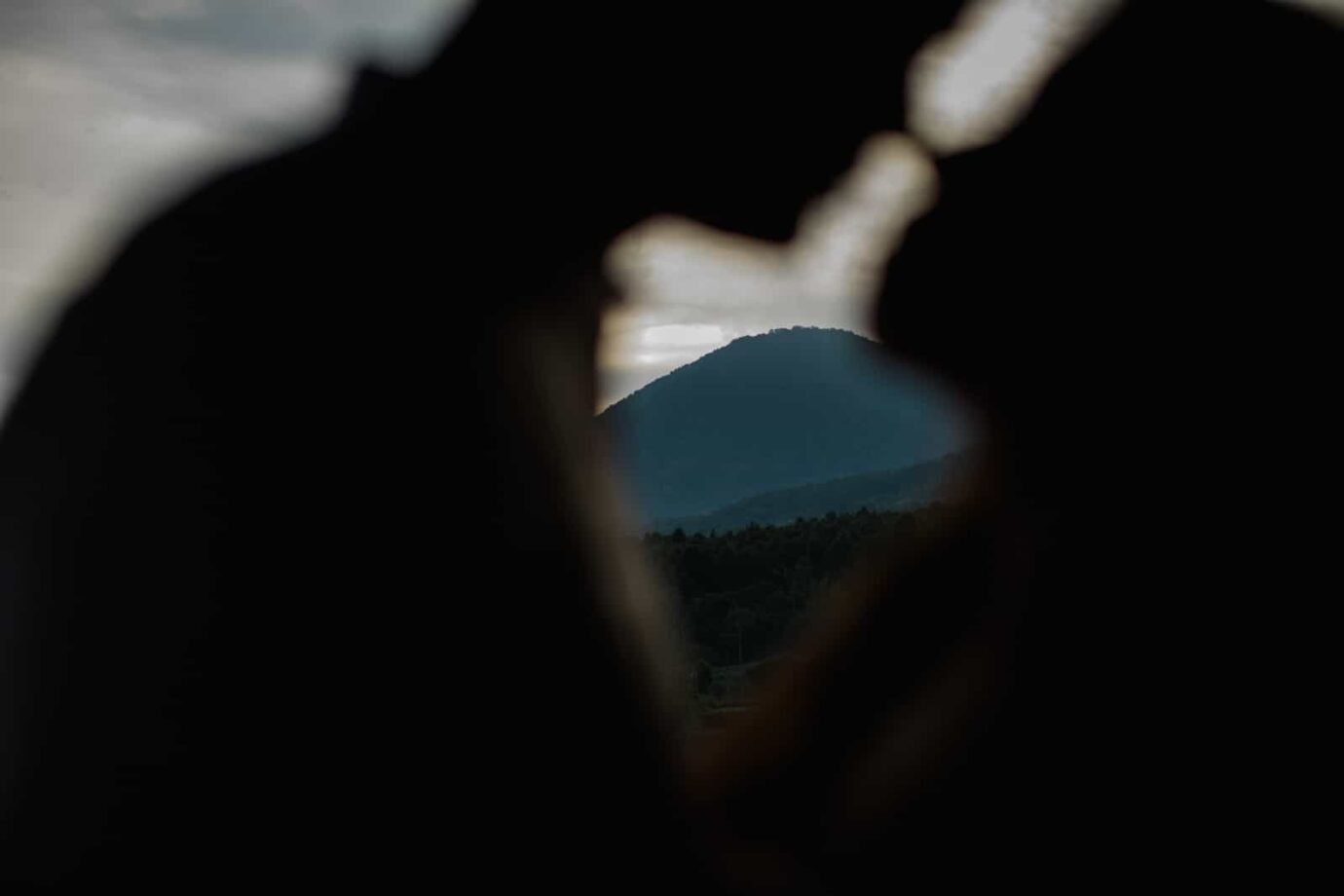 ULUN DANU BERATAN TEMPLE AND LAKE BERATAN cliff choong destination portrait and wedding photographer malaysia kuala lumpur bali adventure sea waterfall prewedding shots bride and groom boat on the water
