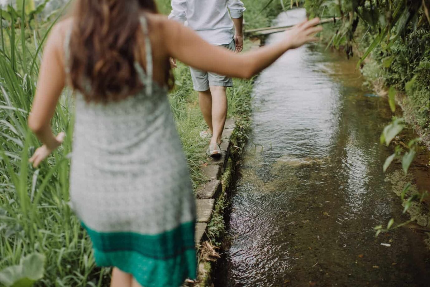 ULUN DANU BERATAN TEMPLE AND LAKE BERATAN cliff choong destination portrait and wedding photographer malaysia kuala lumpur bali adventure sea waterfall prewedding shots bride and groom boat on the water