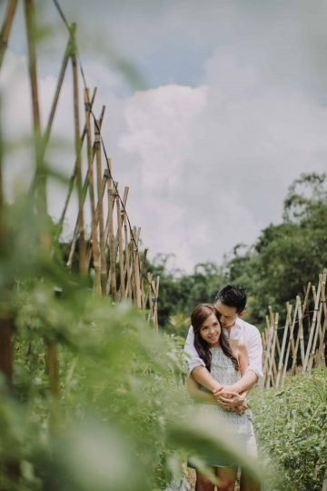 ULUN DANU BERATAN TEMPLE AND LAKE BERATAN cliff choong destination portrait and wedding photographer malaysia kuala lumpur bali adventure sea waterfall prewedding shots bride and groom boat on the water