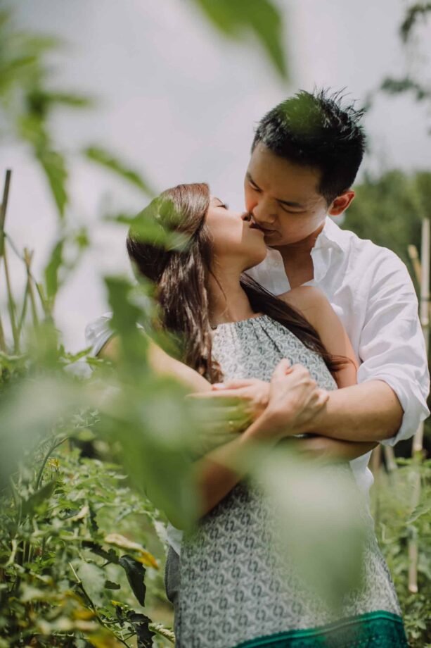 ULUN DANU BERATAN TEMPLE AND LAKE BERATAN cliff choong destination portrait and wedding photographer malaysia kuala lumpur bali adventure sea waterfall prewedding shots bride and groom boat on the water