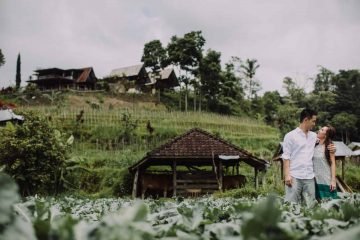 ULUN DANU BERATAN TEMPLE AND LAKE BERATAN cliff choong destination portrait and wedding photographer malaysia kuala lumpur bali adventure sea waterfall prewedding shots bride and groom boat on the water