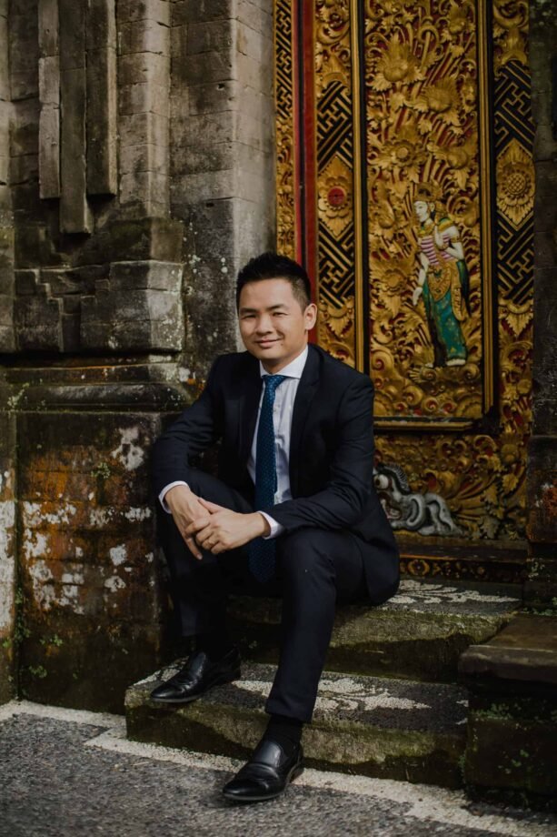 ULUN DANU BERATAN TEMPLE AND LAKE BERATAN cliff choong destination portrait and wedding photographer malaysia kuala lumpur bali adventure sea waterfall prewedding shots bride and groom boat on the water