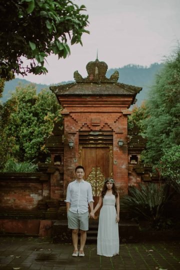 ULUN DANU BERATAN TEMPLE AND LAKE BERATAN cliff choong destination portrait and wedding photographer malaysia kuala lumpur bali adventure sea waterfall prewedding shots bride and groom boat on the water