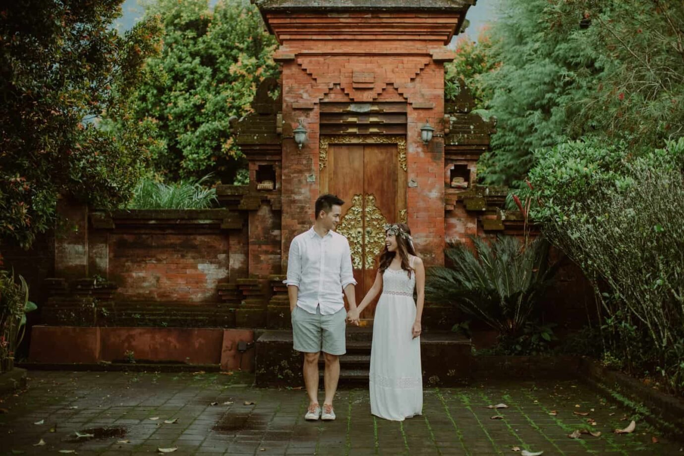 ULUN DANU BERATAN TEMPLE AND LAKE BERATAN cliff choong destination portrait and wedding photographer malaysia kuala lumpur bali adventure sea waterfall prewedding shots bride and groom boat on the water