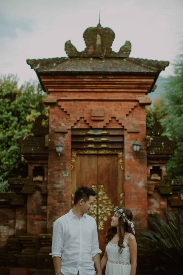 ULUN DANU BERATAN TEMPLE AND LAKE BERATAN cliff choong destination portrait and wedding photographer malaysia kuala lumpur bali adventure sea waterfall prewedding shots bride and groom boat on the water