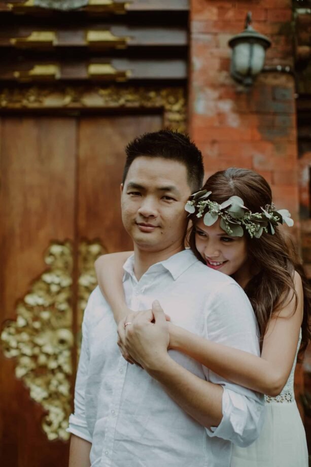 ULUN DANU BERATAN TEMPLE AND LAKE BERATAN cliff choong destination portrait and wedding photographer malaysia kuala lumpur bali adventure sea waterfall prewedding shots bride and groom boat on the water