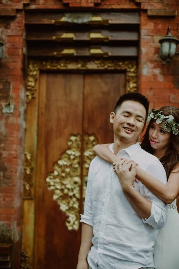 ULUN DANU BERATAN TEMPLE AND LAKE BERATAN cliff choong destination portrait and wedding photographer malaysia kuala lumpur bali adventure sea waterfall prewedding shots bride and groom boat on the water