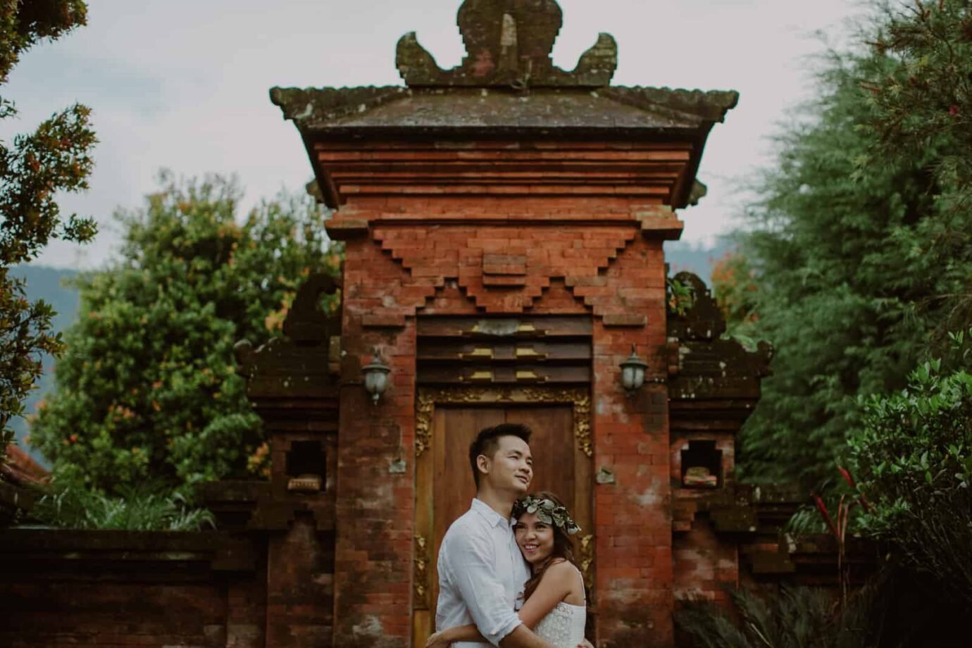 ULUN DANU BERATAN TEMPLE AND LAKE BERATAN cliff choong destination portrait and wedding photographer malaysia kuala lumpur bali adventure sea waterfall prewedding shots bride and groom boat on the water