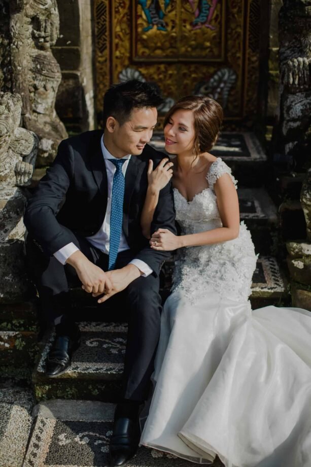 ULUN DANU BERATAN TEMPLE AND LAKE BERATAN cliff choong destination portrait and wedding photographer malaysia kuala lumpur bali adventure sea waterfall prewedding shots bride and groom boat on the water