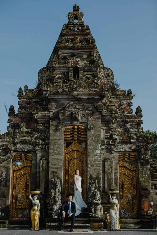 ULUN DANU BERATAN TEMPLE AND LAKE BERATAN cliff choong destination portrait and wedding photographer malaysia kuala lumpur bali adventure sea waterfall prewedding shots bride and groom boat on the water