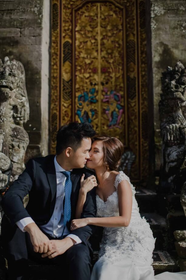 ULUN DANU BERATAN TEMPLE AND LAKE BERATAN cliff choong destination portrait and wedding photographer malaysia kuala lumpur bali adventure sea waterfall prewedding shots bride and groom boat on the water