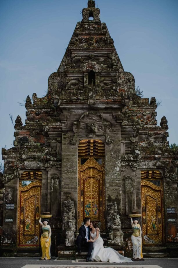 ULUN DANU BERATAN TEMPLE AND LAKE BERATAN cliff choong destination portrait and wedding photographer malaysia kuala lumpur bali adventure sea waterfall prewedding shots bride and groom boat on the water