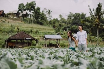 ULUN DANU BERATAN TEMPLE AND LAKE BERATAN cliff choong destination portrait and wedding photographer malaysia kuala lumpur bali adventure sea waterfall prewedding shots bride and groom boat on the water