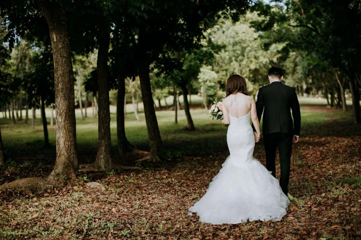 cliff choong destination portrait and wedding photographer malaysia kuala lumpur prewedding sunset golden sunrise shots bride and groom melaka desert couple kiss romantic intimate moment scene putrajaya arab couple woods casual couple portrait indoor shots