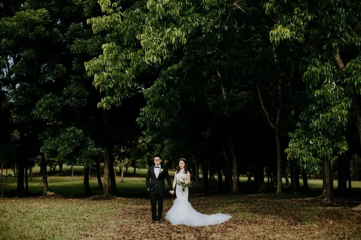 cliff choong destination portrait and wedding photographer malaysia kuala lumpur prewedding sunset golden sunrise shots bride and groom melaka desert couple kiss romantic intimate moment scene putrajaya arab couple woods casual couple portrait indoor shots