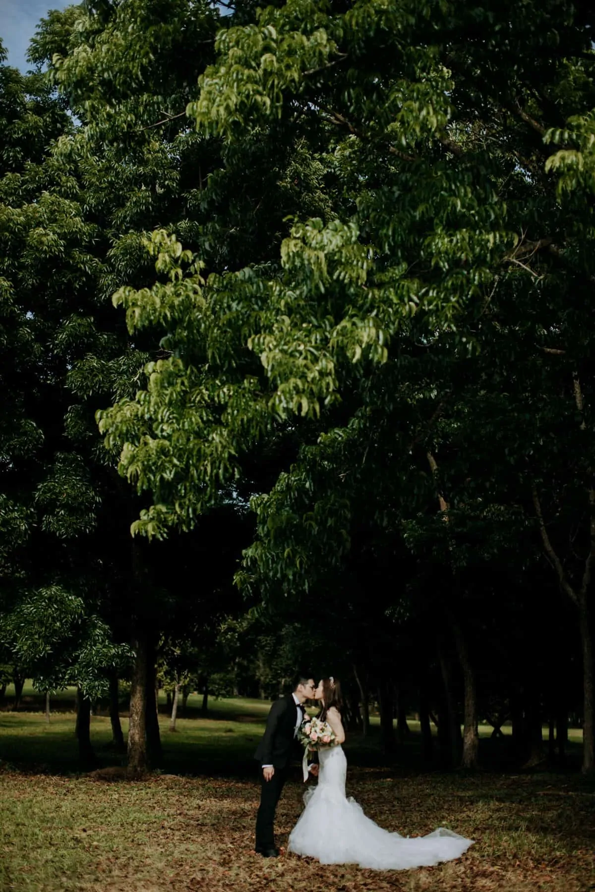 cliff choong destination portrait and wedding photographer malaysia kuala lumpur prewedding sunset golden sunrise shots bride and groom melaka desert couple kiss romantic intimate moment scene putrajaya arab couple woods casual couple portrait indoor shots