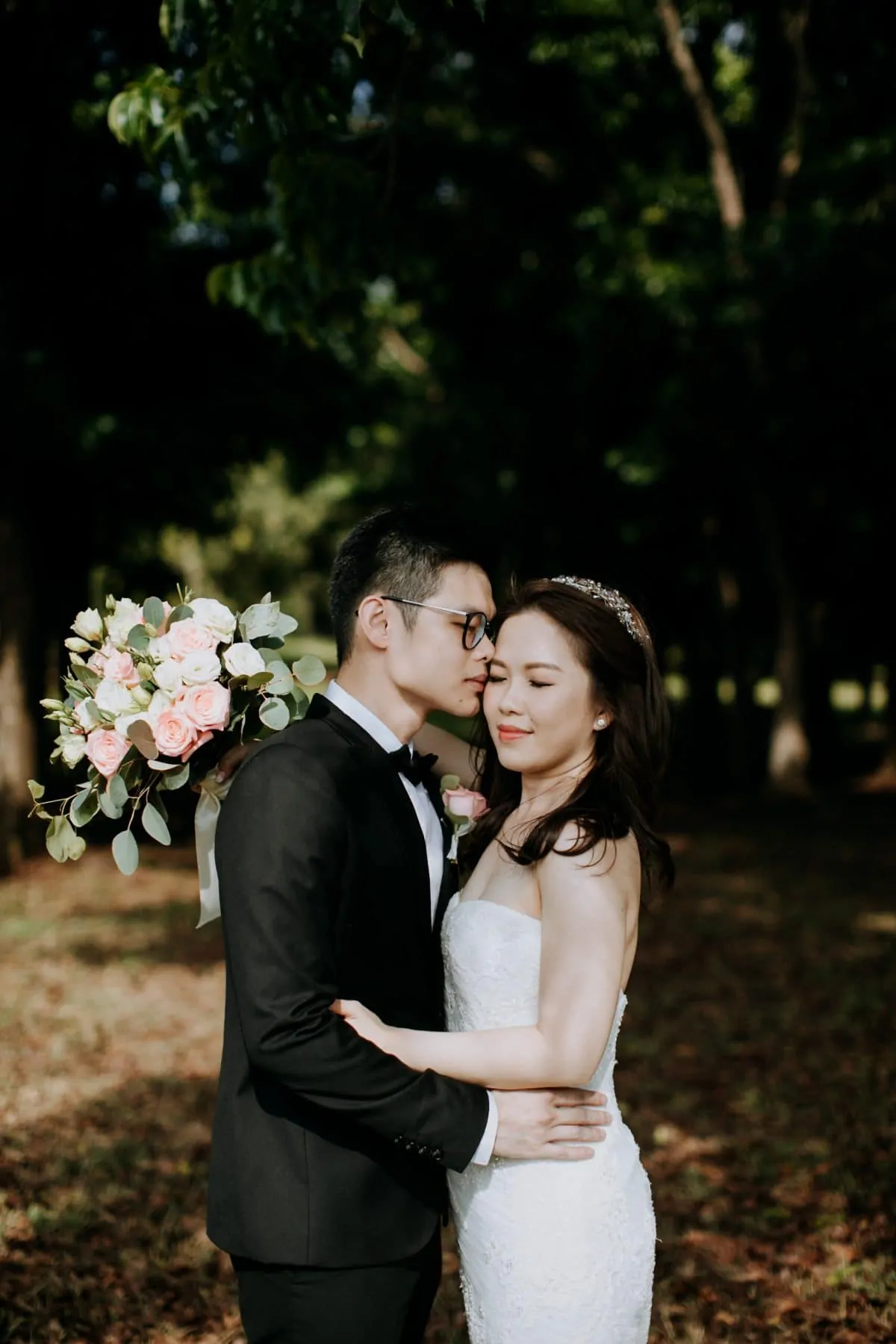 cliff choong destination portrait and wedding photographer malaysia kuala lumpur prewedding sunset golden sunrise shots bride and groom melaka desert couple kiss romantic intimate moment scene putrajaya arab couple woods casual couple portrait indoor shots