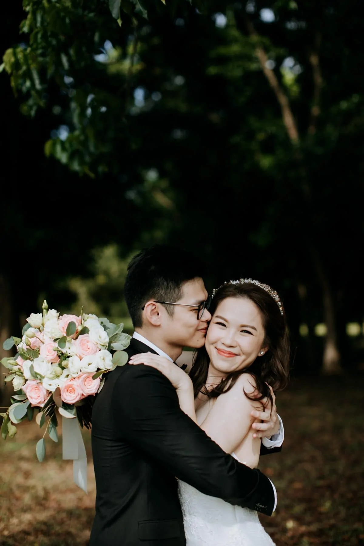 cliff choong destination portrait and wedding photographer malaysia kuala lumpur prewedding sunset golden sunrise shots bride and groom melaka desert couple kiss romantic intimate moment scene putrajaya arab couple woods casual couple portrait indoor shots