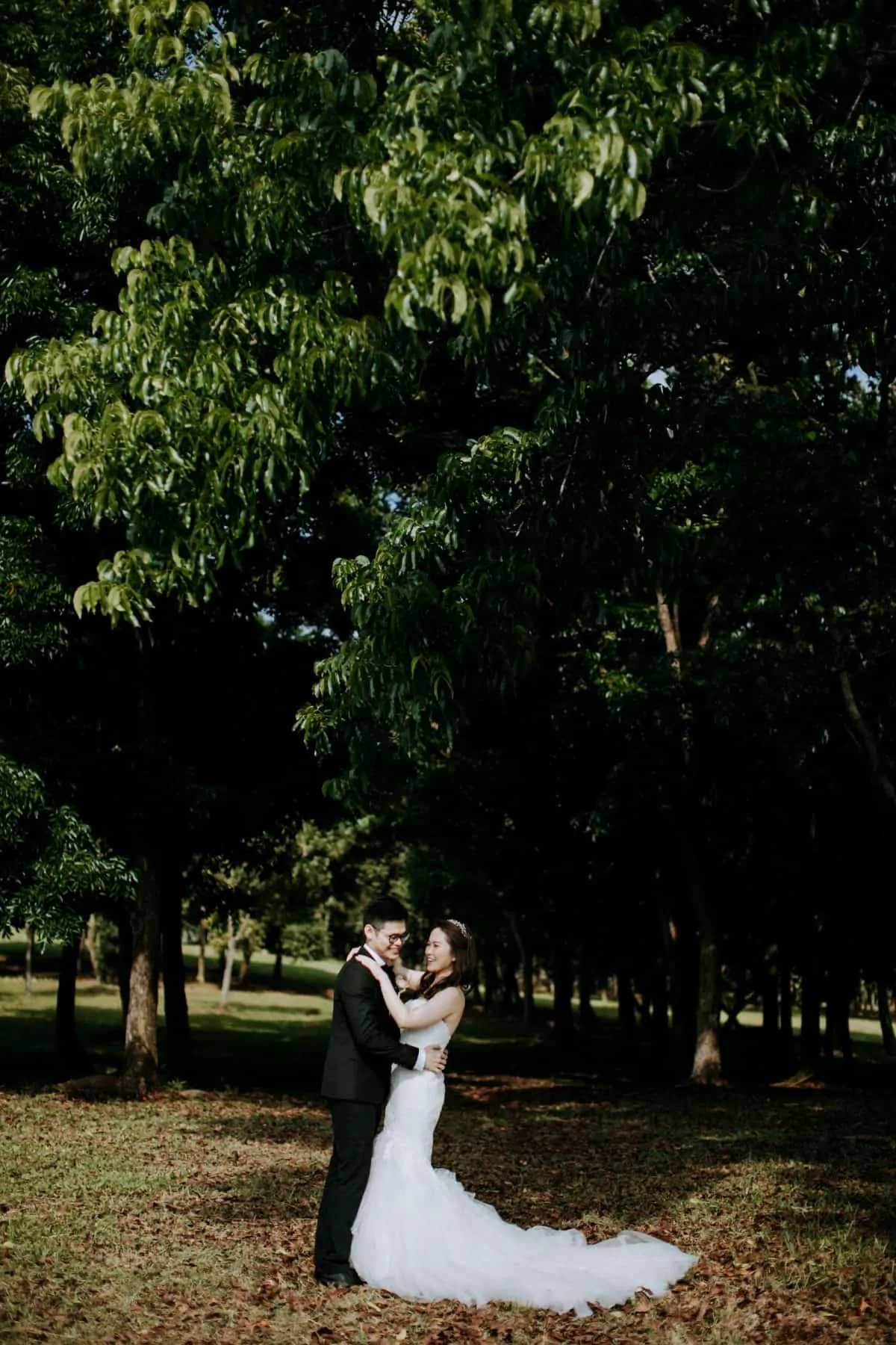 cliff choong destination portrait and wedding photographer malaysia kuala lumpur prewedding sunset golden sunrise shots bride and groom melaka desert couple kiss romantic intimate moment scene putrajaya arab couple woods casual couple portrait indoor shots