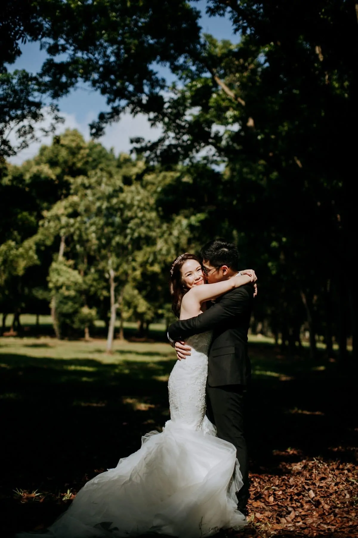 cliff choong destination portrait and wedding photographer malaysia kuala lumpur prewedding sunset golden sunrise shots bride and groom melaka desert couple kiss romantic intimate moment scene putrajaya arab couple woods casual couple portrait indoor shots