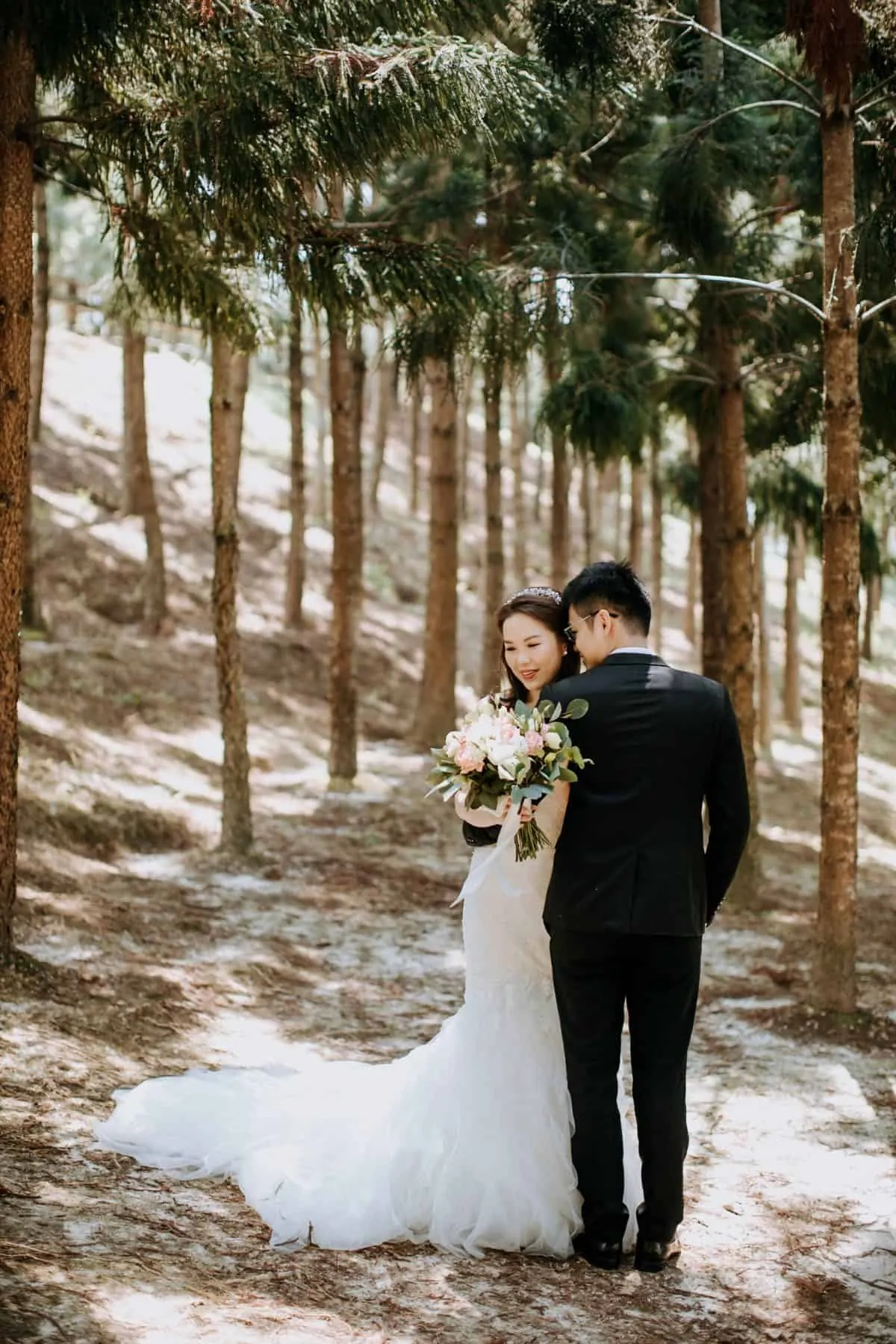 cliff choong destination portrait and wedding photographer malaysia kuala lumpur prewedding sunset golden sunrise shots bride and groom melaka desert couple kiss romantic intimate moment scene putrajaya arab couple woods casual couple portrait indoor shots