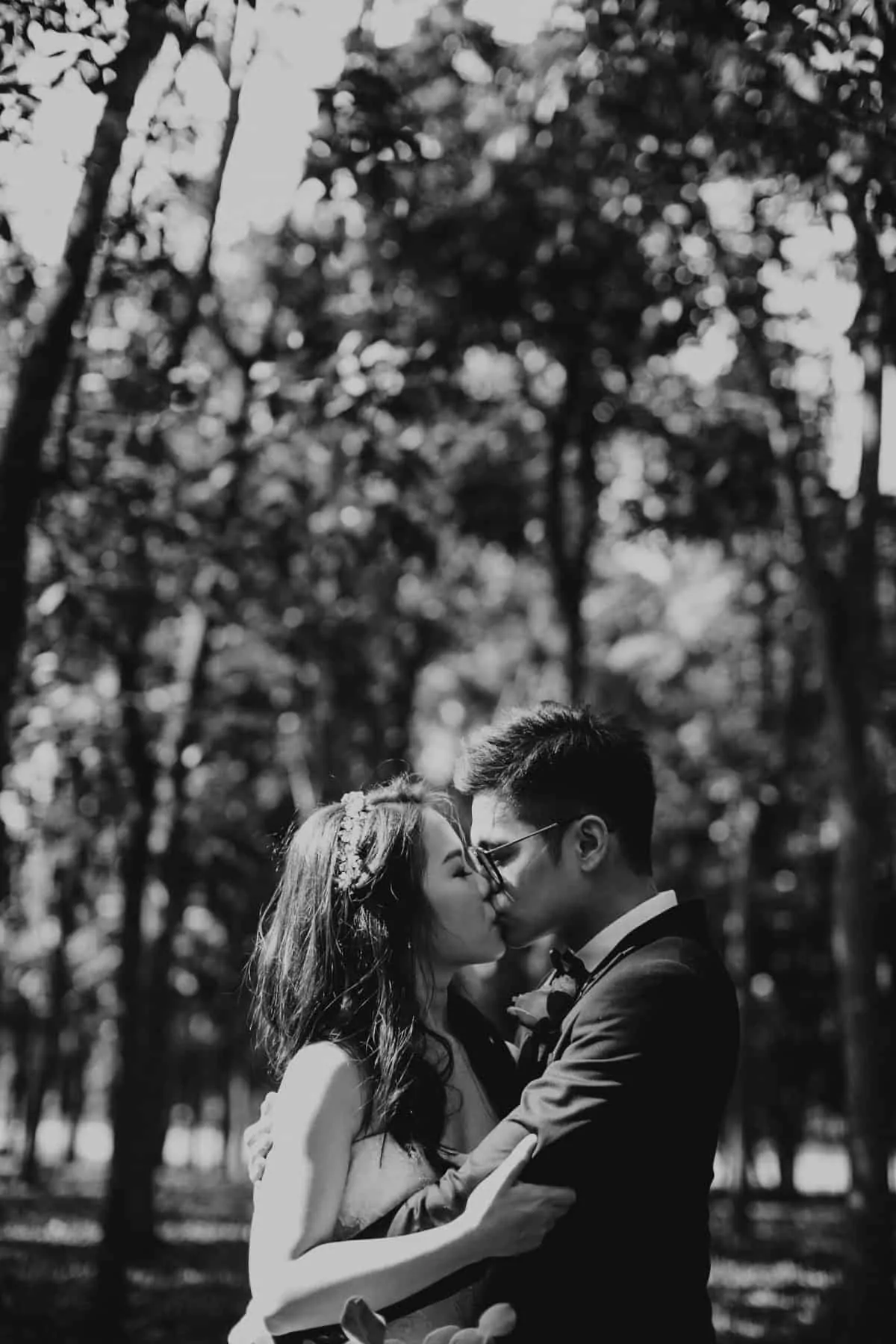 cliff choong destination portrait and wedding photographer malaysia kuala lumpur prewedding sunset golden sunrise shots bride and groom melaka desert couple kiss romantic intimate moment scene putrajaya arab couple woods casual couple portrait indoor shots