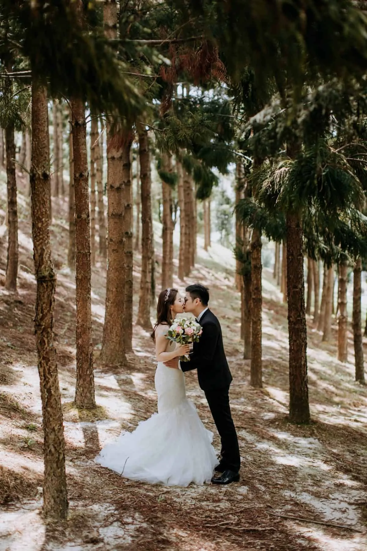 cliff choong destination portrait and wedding photographer malaysia kuala lumpur prewedding sunset golden sunrise shots bride and groom melaka desert couple kiss romantic intimate moment scene putrajaya arab couple woods casual couple portrait indoor shots