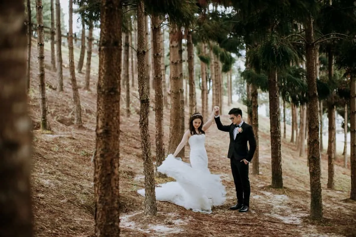 cliff choong destination portrait and wedding photographer malaysia kuala lumpur prewedding sunset golden sunrise shots bride and groom melaka desert couple kiss romantic intimate moment scene putrajaya arab couple woods casual couple portrait indoor shots