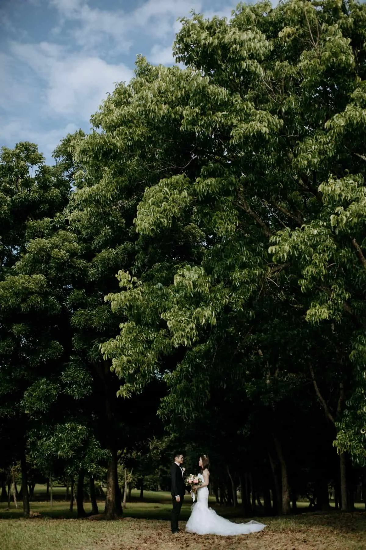 cliff choong destination portrait and wedding photographer malaysia kuala lumpur prewedding sunset golden sunrise shots bride and groom melaka desert couple kiss romantic intimate moment scene putrajaya arab couple woods casual couple portrait indoor shots