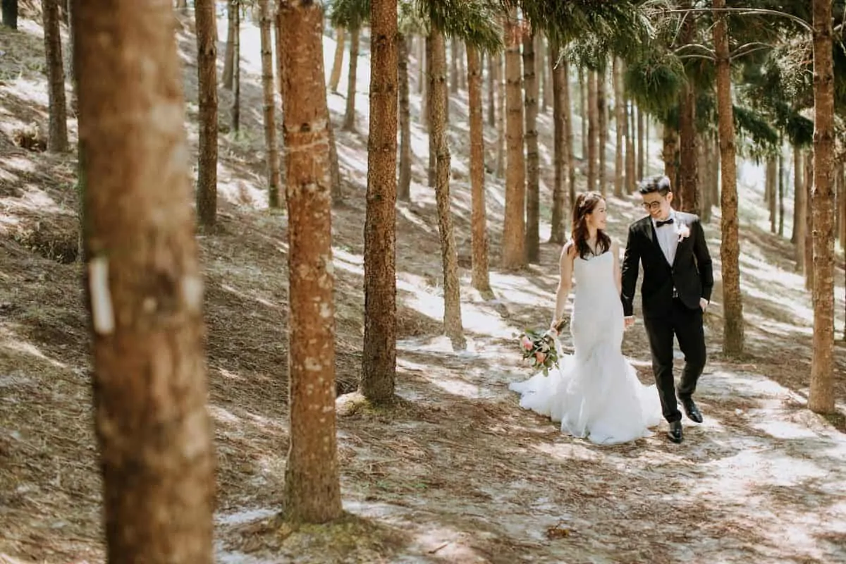 cliff choong destination portrait and wedding photographer malaysia kuala lumpur prewedding sunset golden sunrise shots bride and groom melaka desert couple kiss romantic intimate moment scene putrajaya arab couple woods casual couple portrait indoor shots