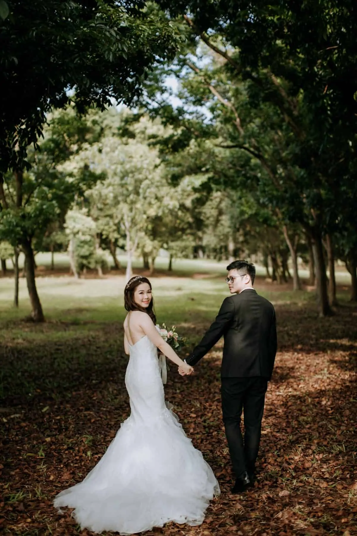 cliff choong destination portrait and wedding photographer malaysia kuala lumpur prewedding sunset golden sunrise shots bride and groom melaka desert couple kiss romantic intimate moment scene putrajaya arab couple woods casual couple portrait indoor shots