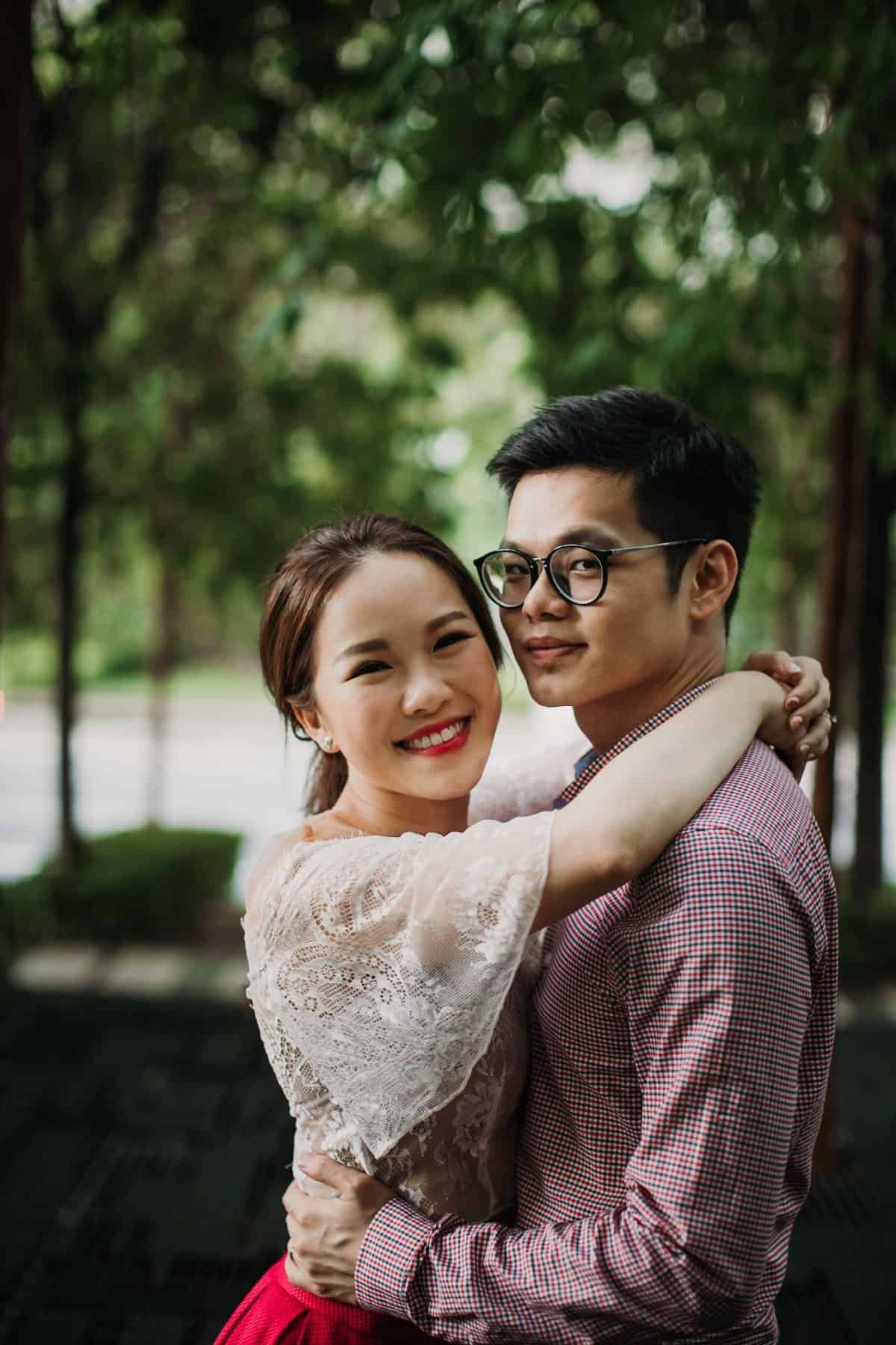 cliff choong destination portrait and wedding photographer malaysia kuala lumpur prewedding sunset golden sunrise shots bride and groom melaka desert couple kiss romantic intimate moment scene putrajaya arab couple woods casual couple portrait indoor shots