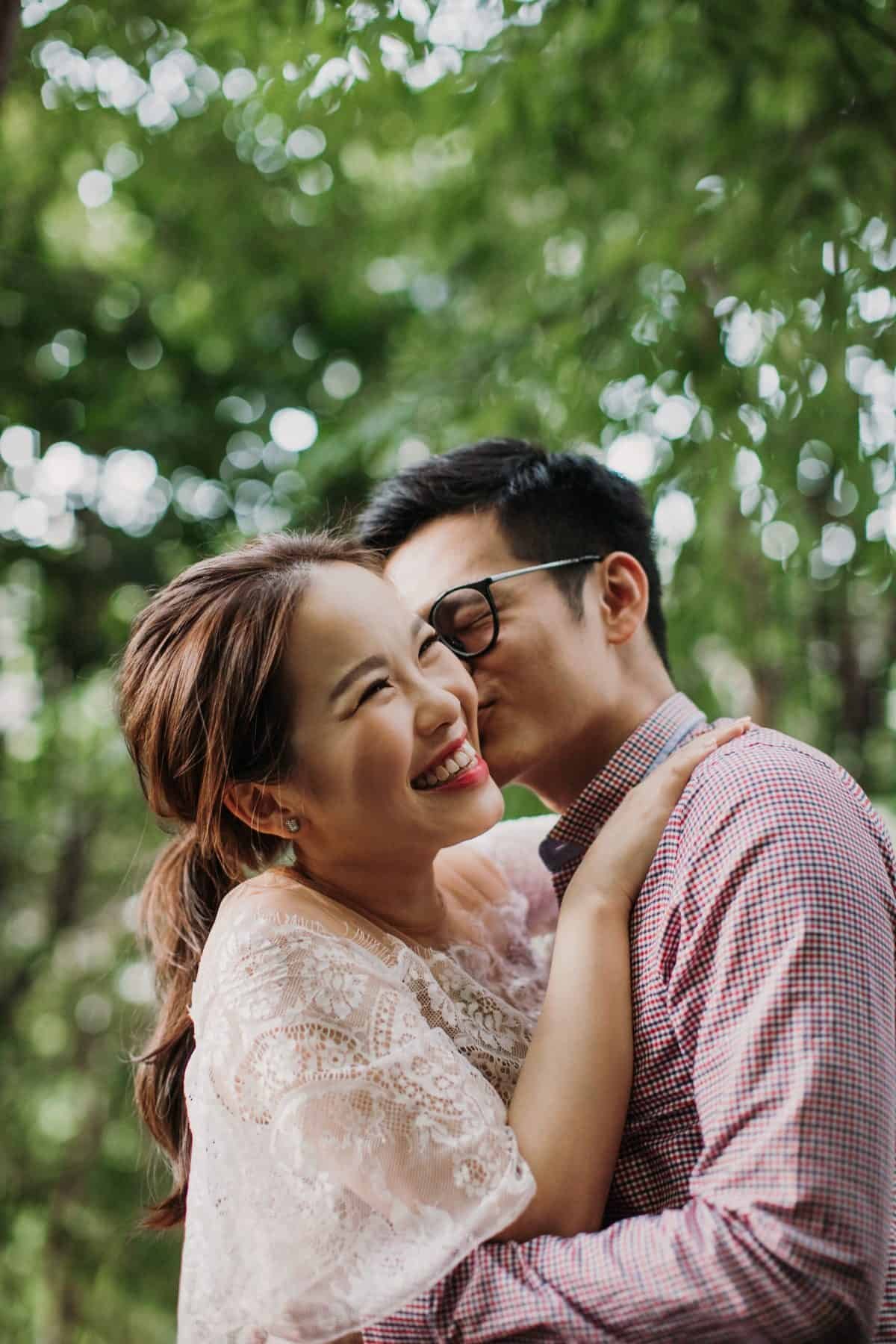 cliff choong destination portrait and wedding photographer malaysia kuala lumpur prewedding sunset golden sunrise shots bride and groom melaka desert couple kiss romantic intimate moment scene putrajaya arab couple woods casual couple portrait indoor shots