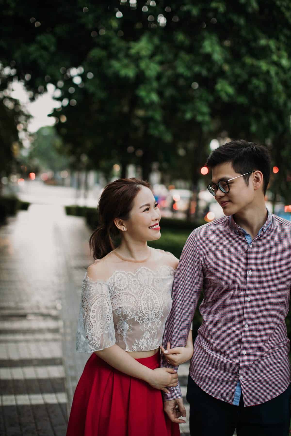 cliff choong destination portrait and wedding photographer malaysia kuala lumpur prewedding sunset golden sunrise shots bride and groom melaka desert couple kiss romantic intimate moment scene putrajaya arab couple woods casual couple portrait indoor shots