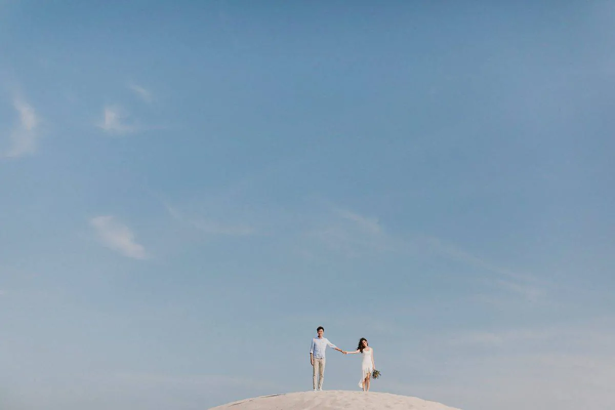 cliff choong destination portrait and wedding photographer malaysia kuala lumpur prewedding sunset golden sunrise shots bride and groom melaka desert couple kiss romantic intimate moment scene white sands