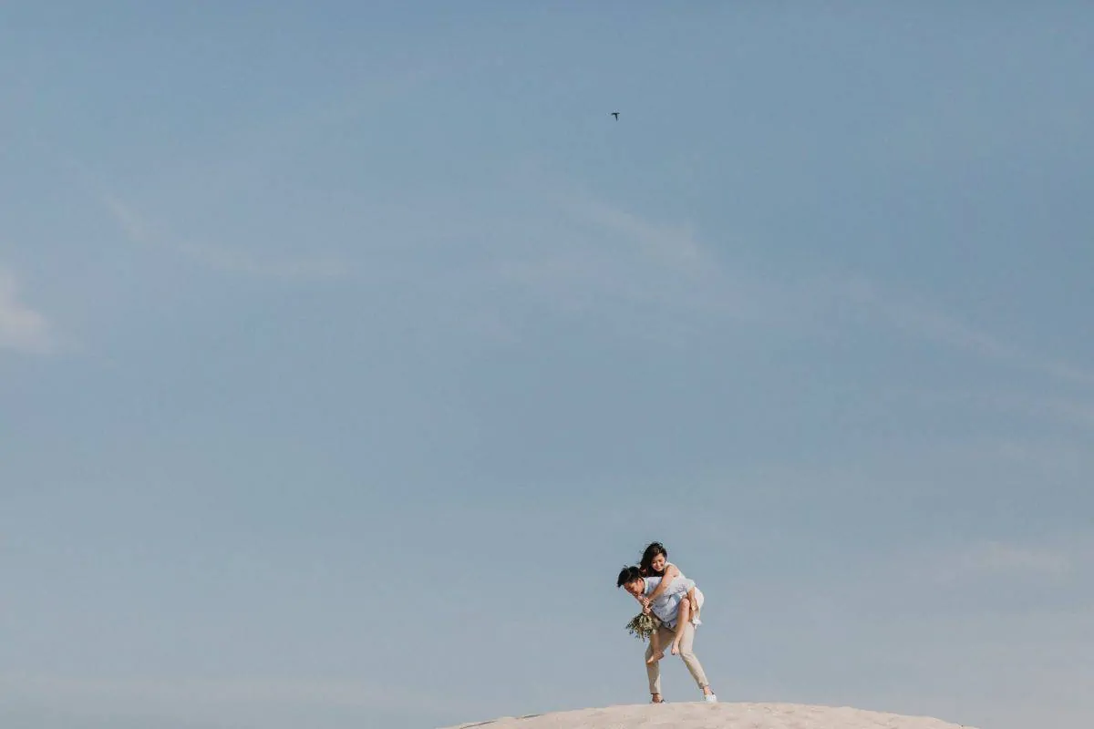 cliff choong destination portrait and wedding photographer malaysia kuala lumpur prewedding sunset golden sunrise shots bride and groom melaka desert couple kiss romantic intimate moment scene white sands