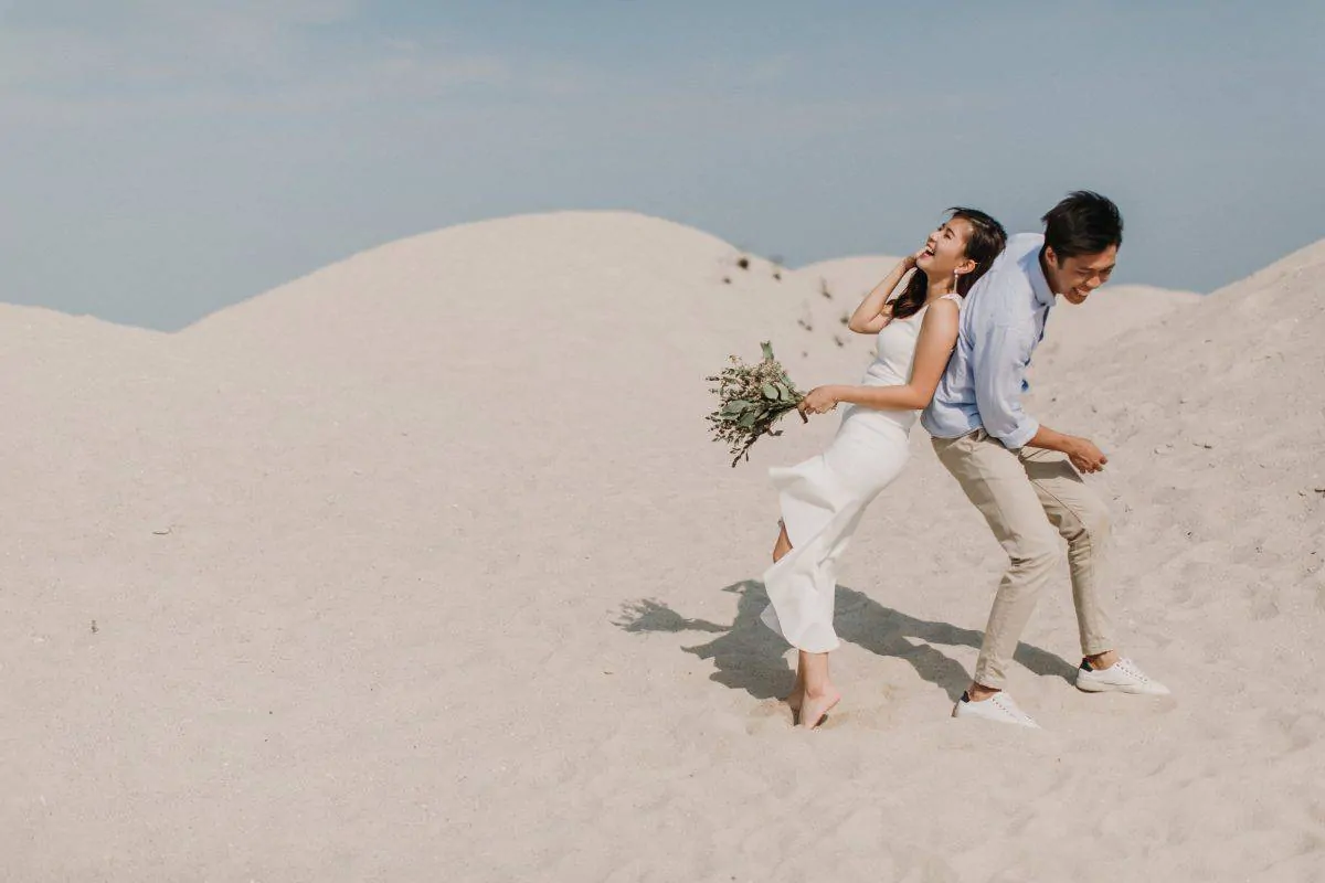 cliff choong destination portrait and wedding photographer malaysia kuala lumpur prewedding sunset golden sunrise shots bride and groom melaka desert couple kiss romantic intimate moment scene white sands