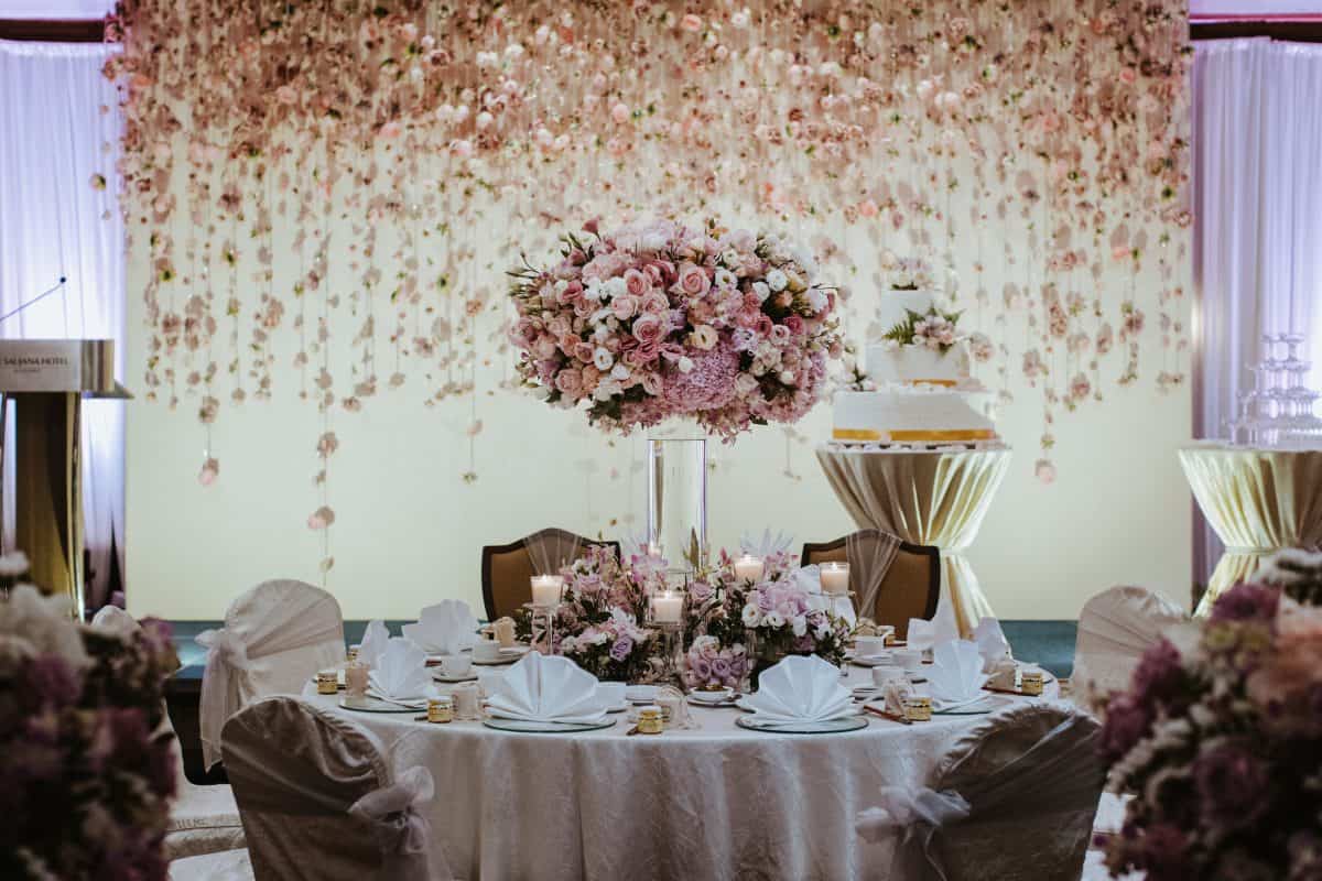 Rose Gold Wedding Dinner Reception at The Saujana Hotel Subang Kuala Lumpur malaysia cliff choong the cross effects kevin tan destination portrait and wedding photographer malaysia kuala lumpur bride and groom couple kiss romantic intimate moment scene 
