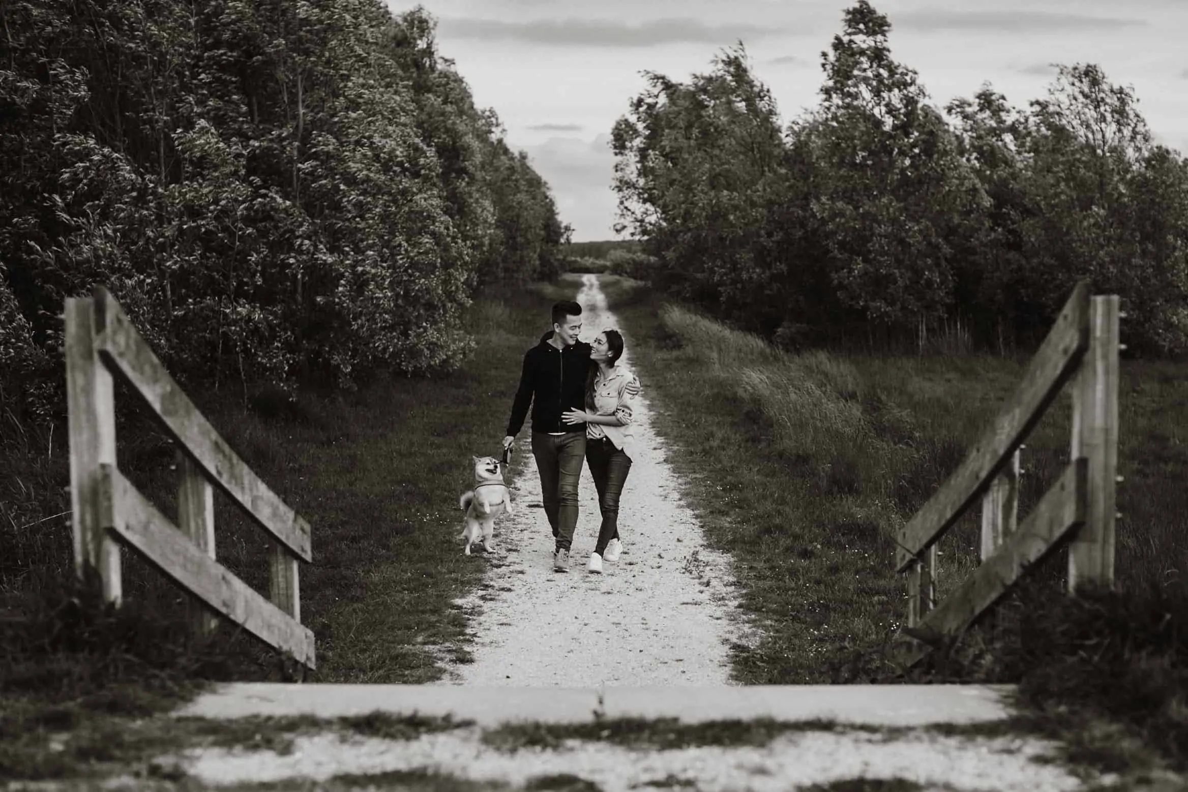 Portret van een pre-huwelijkspaar in Rotterdam Topbestemming trouwfotograaf in Maleisië Cliff Choong Fotografie wandelende hond in het park Rotterdam Prewedding Couple Portrait Top Destination Wedding Photographer in Malaysia Cliff Choong Photography walking dog in the park 