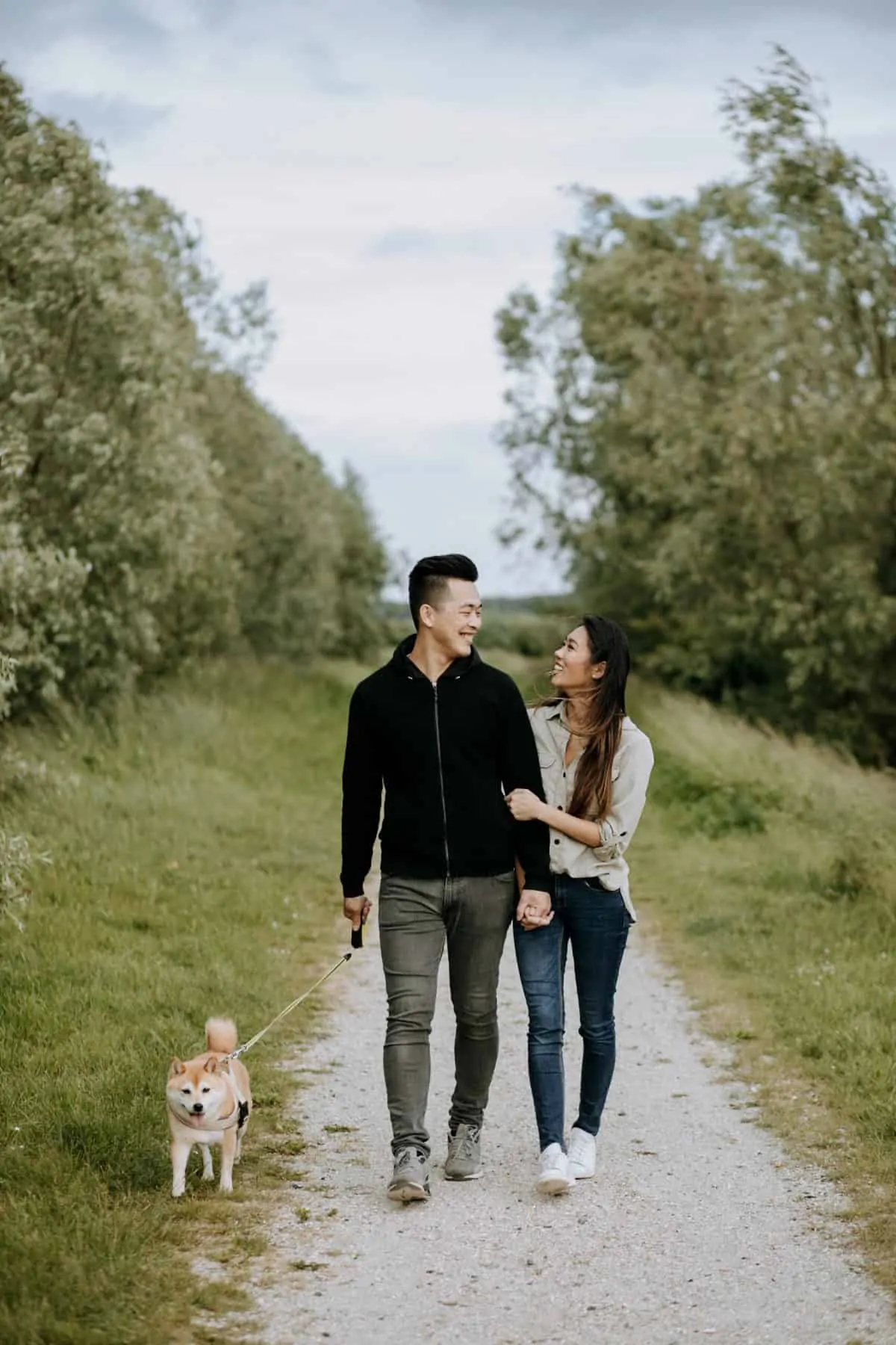 Zuid-Holland Rotterdam Nederland Koppelportret met hond Blauwe lucht Goed weer Zomer met Cliff Choong Photography South Holland Rotterdam Netherlands Couple Portrait with Dog Blue Sky Good Weather Summer