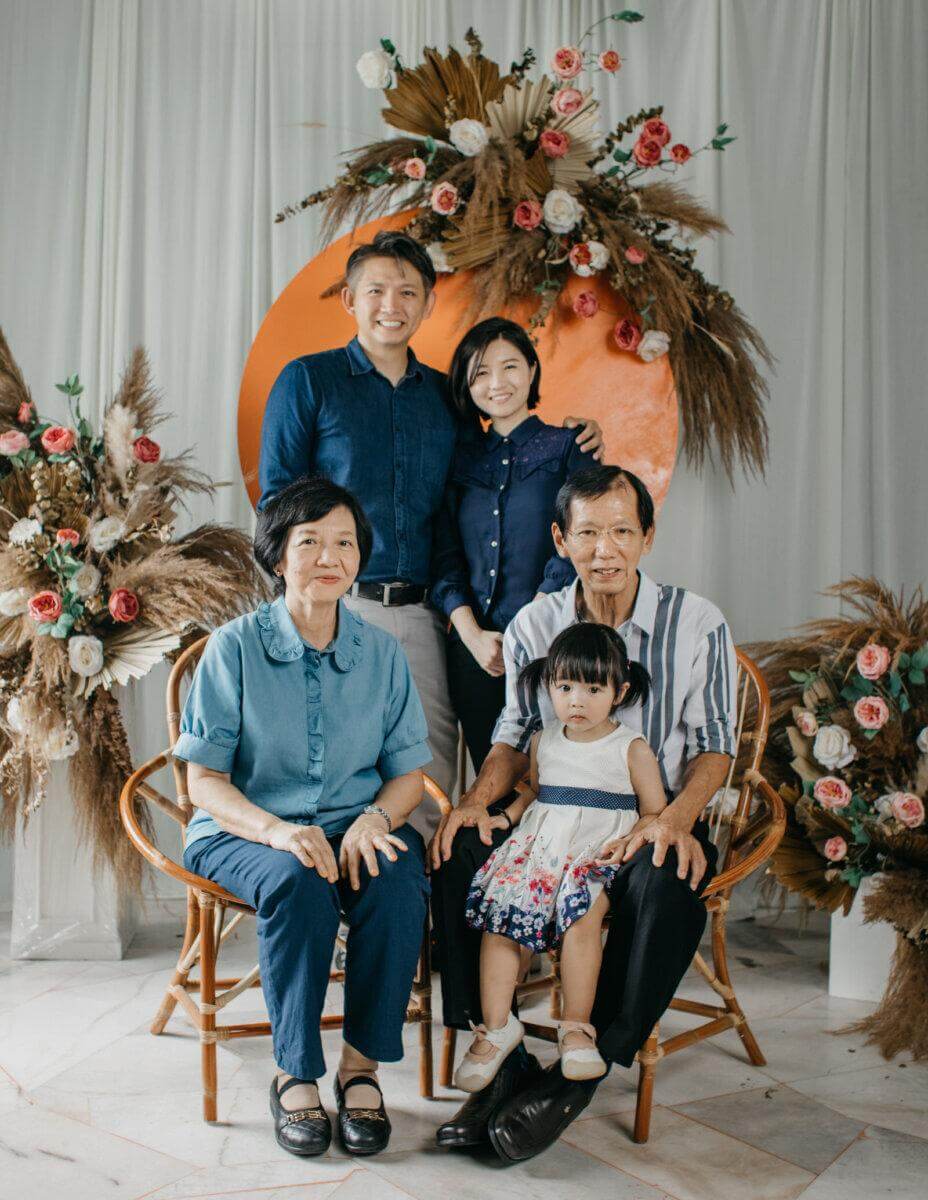 Indoor Family Portrait with Decoration for Mid-Autumn Season Cliff Choong Photography