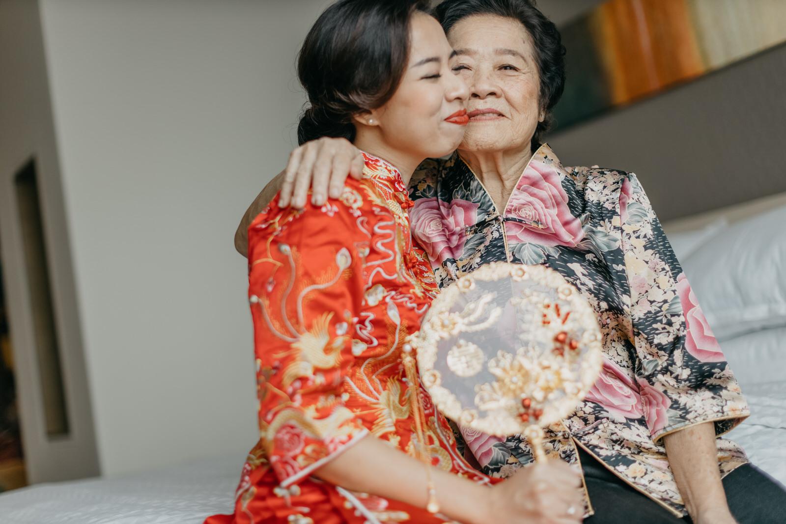 Grandmother and bride intimate moment on a chinese traidtional Wedding day at Four point by Sheraton Puchong Cliff Choong Photography