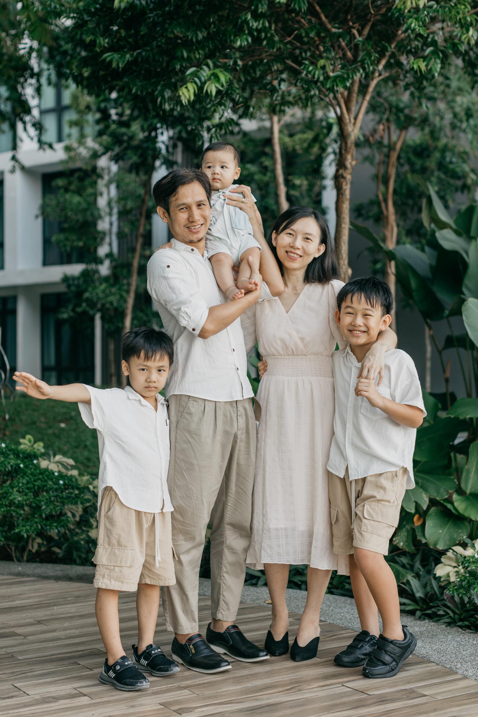 Precious time with little baby family portrait Cliff Choong Photography