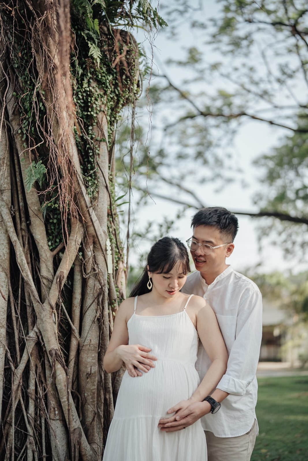 Green outdoor maternity photoshoot at Subang Ria Lake Park
