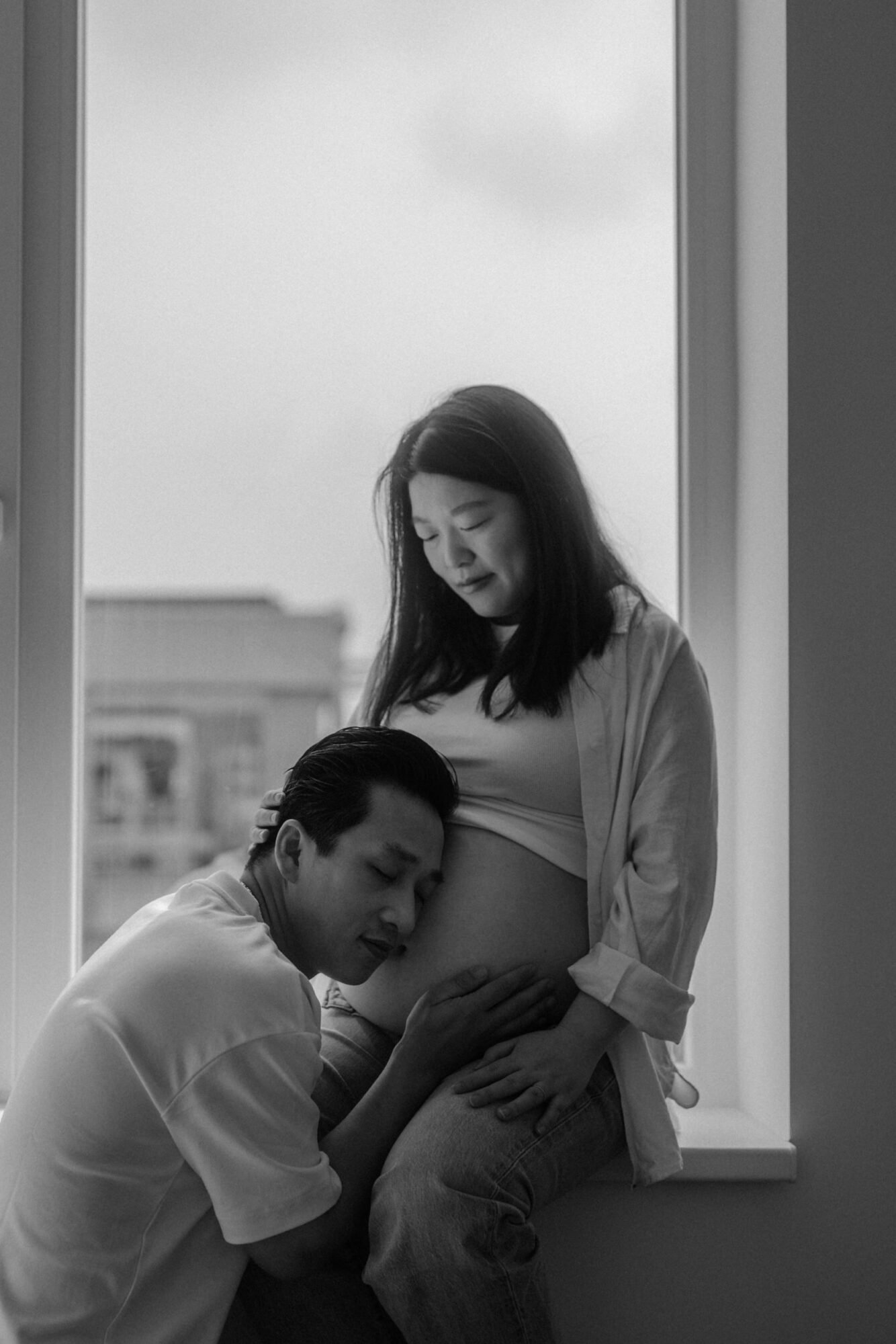 maternity photography session of a couple in Amsterdam at home