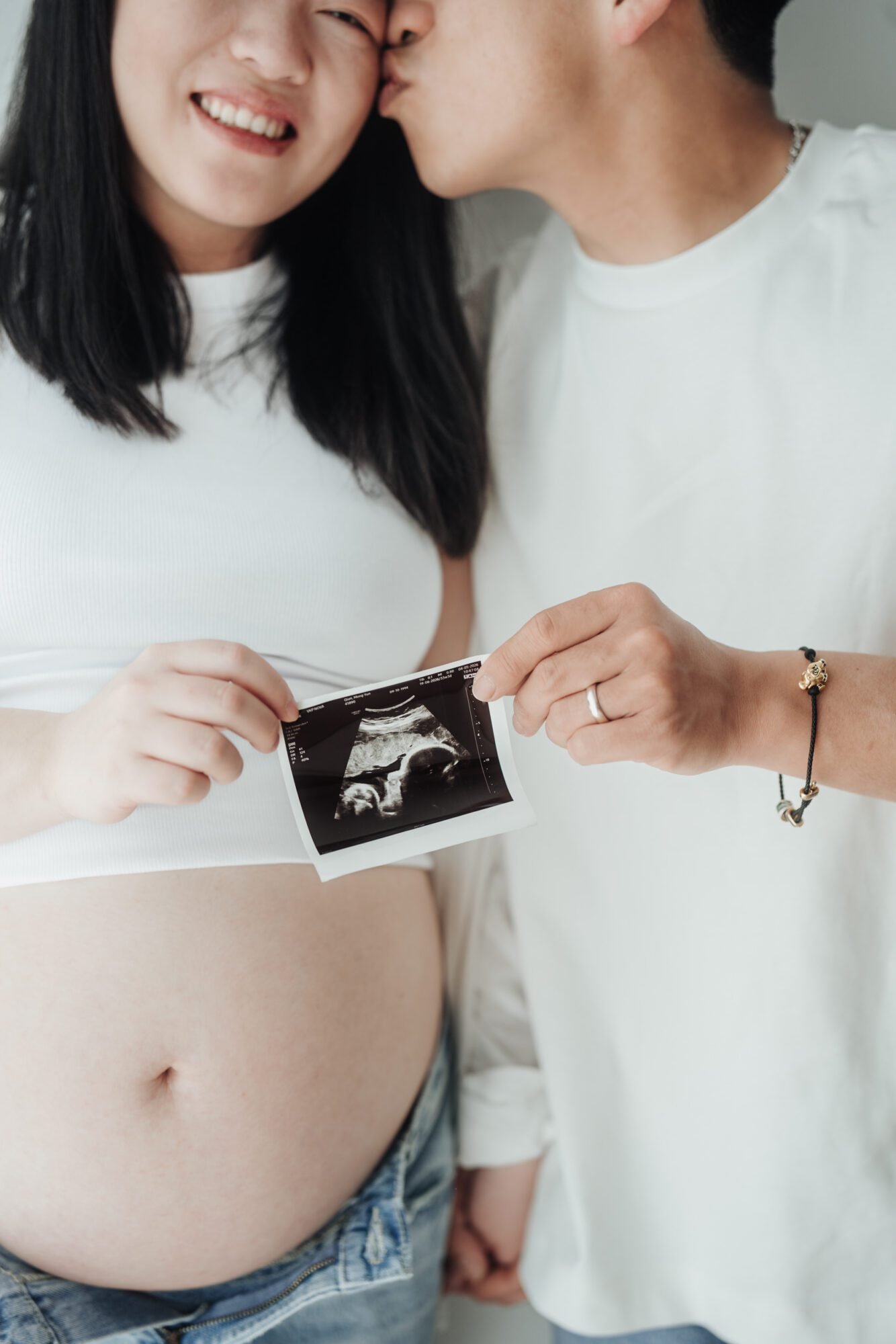 Amsterdam maternity portrait with relaxed candid posing