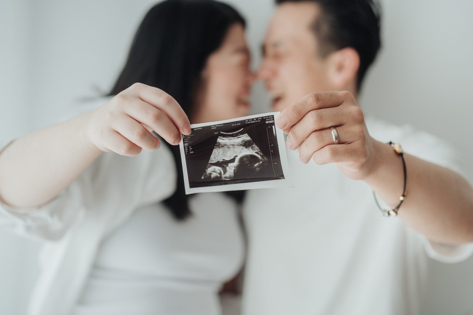 Amsterdam maternity portrait with relaxed candid posing