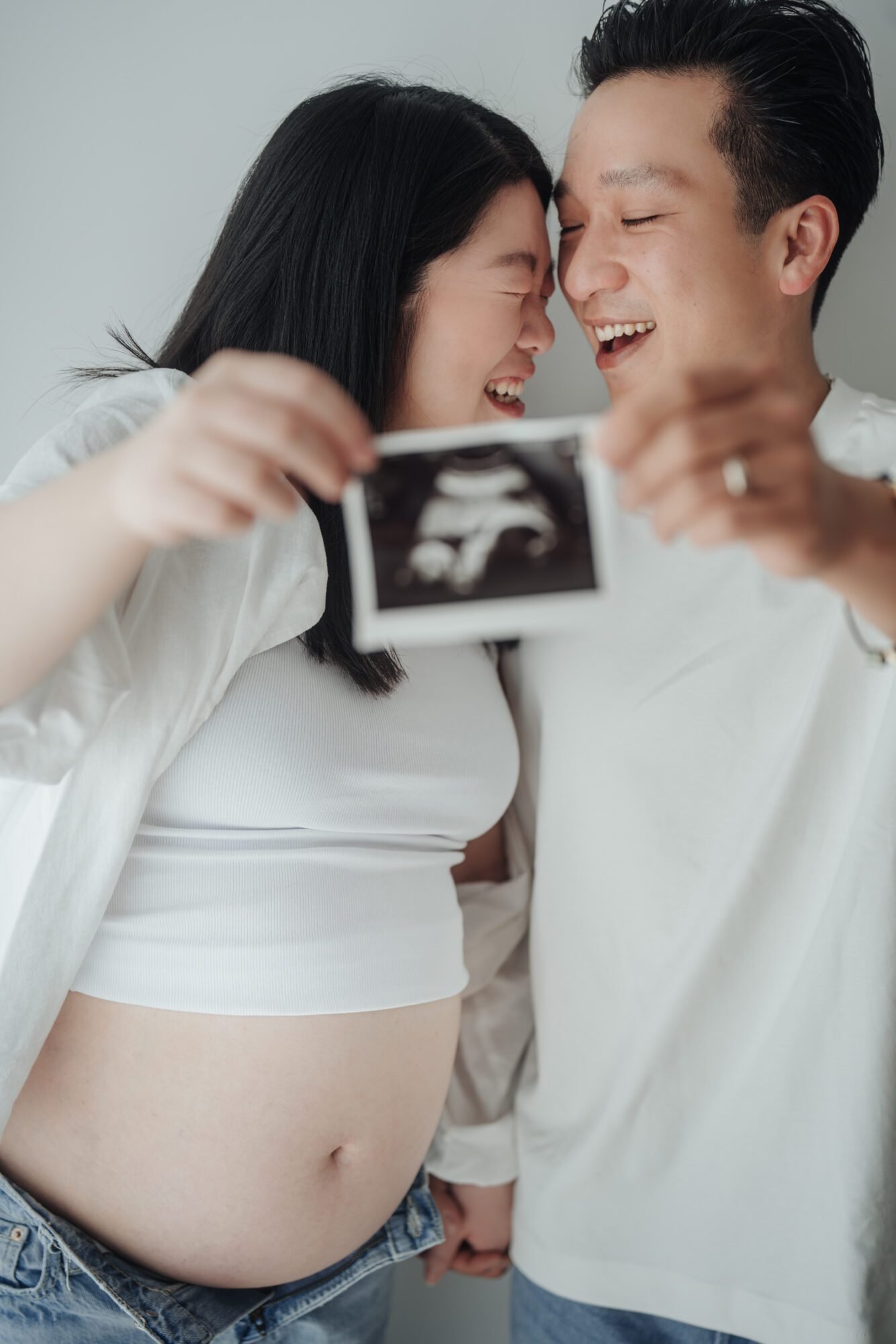 Amsterdam maternity portrait with relaxed candid posing