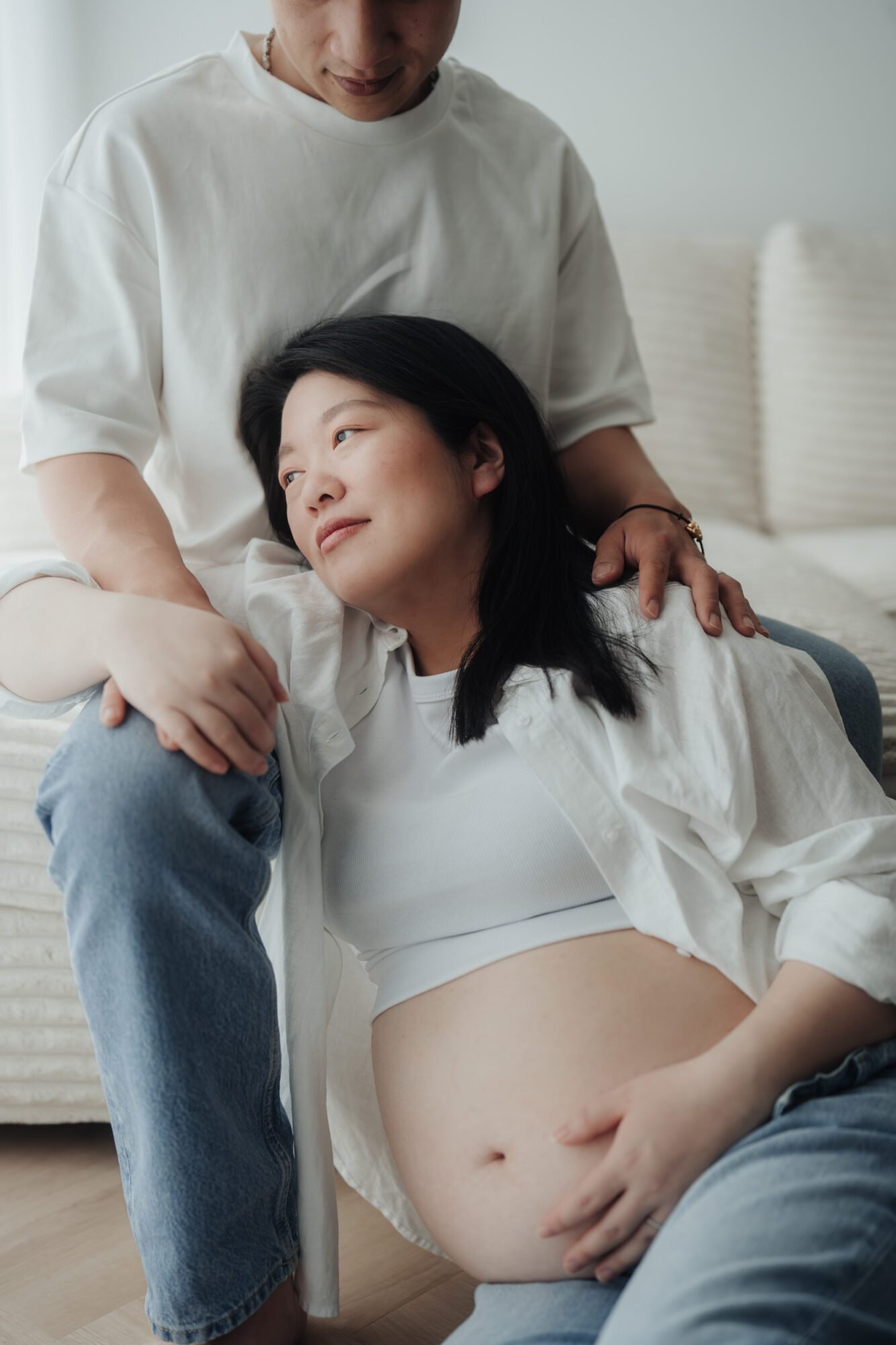 Amsterdam maternity portrait with soft daylight and emotion